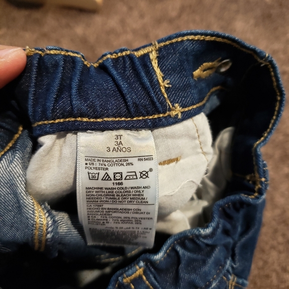 2 Pair of Old Navy Jeans 3T - Picture 4 of 8